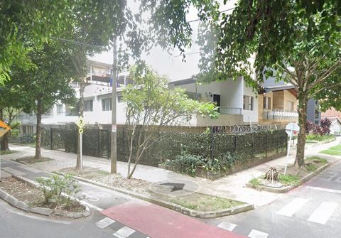 Corner house ideal for building a residential building, construction index 639.9 m2 capacity of 9 dwellings plus 1 commercial premises, m2 per dwelling 65, 54 m2 + commercial premises 50 m2 Features: - Furnished - Parking - Balcony