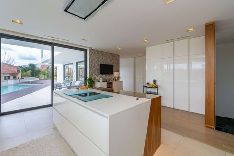 Um refúgio exclusivo às portas de Lisboa. Magnífica moradia com piscina e uma vista deslumbrante para o mar e rio Tejo! Inserida num amplo terreno de 900m2, oferecendo uma vista de mar, do rio Tejo e do parque do Jamor. Localizada numa vila serena e ...