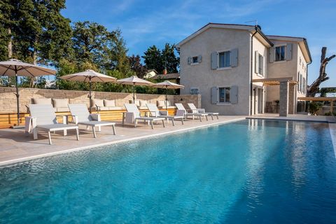 Propriété résidentielle et commerciale unique : villa + maison avec restaurant + maison ancienne + terrain constructible + terrain agricole avec oliveraie et vignoble, le tout sur une superficie totale de 20 000 m². Cette fantastique propriété est si...