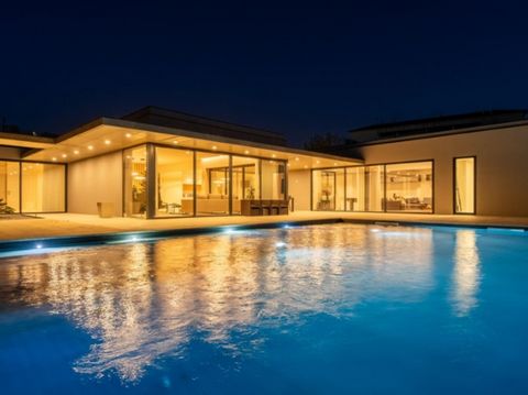 Just 5 minutes from the center of Braga, this dream home stands out, designed to exceed the highest expectations. A stunning single-story villa with panoramic views, a generous plot of land, and a magnificent pool at the heart of this exceptional pro...