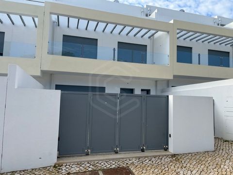 New 3 bedroom villa with modern architecture and located in a quiet residential urbanisation of excellence in Tavira, about 5 minutes from the city of Tavira. The property is divided into three floors, the ground floor comprising: entrance hall, livi...