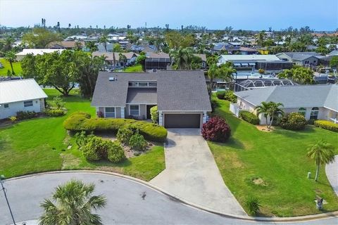 Nieuwe prijs voor deze VERBLUFFENDE zelden beschikbare bijgewerkte open concept grachtenzwembad aan het water. Gelegen in de gewilde, prachtig verzorgde, met bomen omzoomde watersportgemeenschap van Coral Shores East. Dit huis is echt een MUST SEE! O...