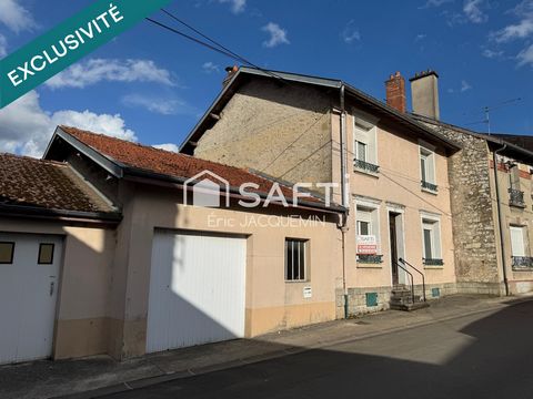 Exclusively in Varennes-en-Argonne, I present to you this charming 6-room country house, set on a 700 m² plot adorned with fruit trees and bordered by a river. This property offers 105 m² of living space spread over two levels. On the ground floor, y...