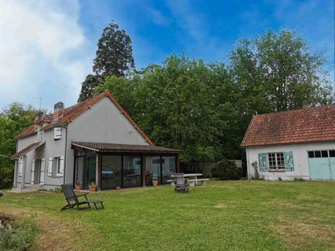 This is a great property in excellent condition, with the opportunity to expand. Situated on a raised plot of 3,500 m2 and overlooking the town of Tournon-Saint-Pierre, this charming house offers a ground floor bedroom and bathroom with Italian showe...