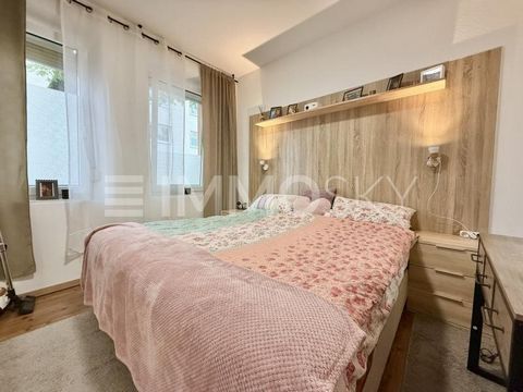 Te koop is een gerenoveerd 2-kamer appartement in een oud gebouw met ongeveer 58 vierkante meter woonoppervlak op de begane grond van een rustig achtergebouw aan de Harsdörfferplatz in de wijk Glockenhof in Neurenberg. Het appartement is gelegen op e...