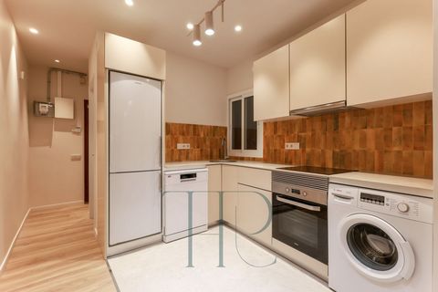 PISO REFORMADO EN FONT DE LA GUATLLA, A LOS PIES DE MONTJUIC Descubre este espectacular piso reformado con gusto y materiales de calidad, ubicado en el encantador y tranquilo barrio de Font de la Guatlla. A solo cinco minutos de Plaza España y a los ...