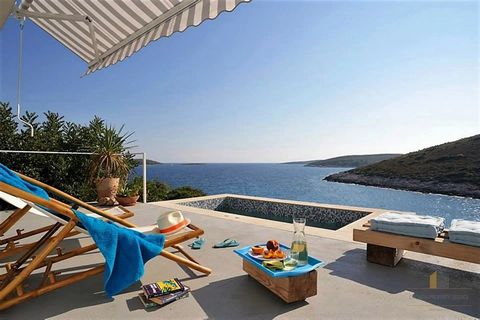 Prachtige mediterrane vrijstaande villa, gelegen op 20 m van de zee in een zandbaai op het eiland Vis, trapsgewijs Bouw, zuidwestelijke oriëntatie, met fantastisch uitzicht op zee en zonsondergang, totale oppervlakte 188 M2, bestaande uit drie volled...