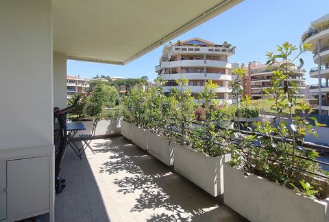 CENTURY 21 Skyline is verheugd de verkoop aan te bieden van een elegant penthouse in een nieuw gebouwd gebouw in een exclusief gebied (Prato Rotondo / Nuovo Salario) met met 24-uurs bewakingsdienst en gemeenschappelijke groene ruimtes. Het pand van o...