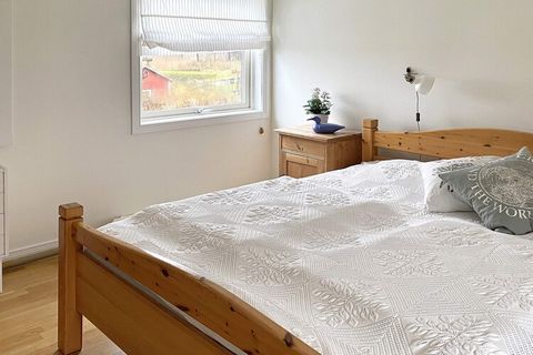 On the shores of southern Hjälmaren on a lake plot is this summer house with an adorable view down to the water. You are in the province of Närke on the border with Södermanland. The view down to the lake welcomes you as soon as you get inside the en...