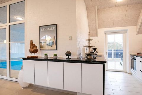 Energy-friendly cottage for 16 people with swimming pool, whirlpool, sauna and various activities located on 3,500 m2 large natural plot approx. 1,500 meters from the North Sea and a short distance to Husby Klitplantage. The house's pool area has a 2...