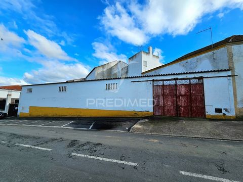 Lote de Terreno com Projeto para construção de Moradia no Centro de Castro Verde, no Alentejo Excelente investimento: Lote de terreno com 232,9 m² Este terreno dispõe de um projeto de arquitetura pensado com elegância, simplicidade e sofisticação, of...