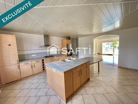 Looking for a spacious home with minimal work required? Your SAFTI real estate advisor, Angélique PALIN, offers you exclusively this beautiful family home, just 2 minutes from Sainte-Menehould. Located in a charming village in the Argonne region, thi...