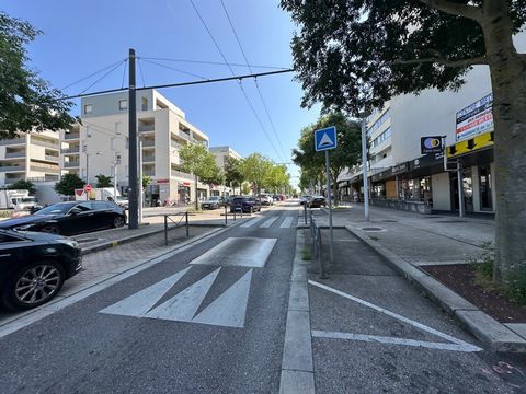 MURS Local commercial à vendre RILLIEUX LA PAPE (69), magnifique local de 220m2 dont 120m2 au RDC, entièrement refait en 2022