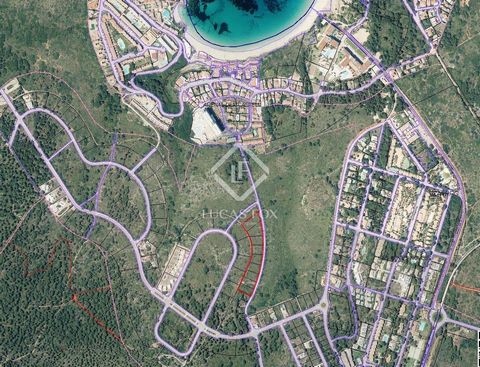 Lucas Fox presents this 1,306m² plot with distant sea views located in the exclusive residential development of Coves Noves in the municipality of Es Mercada, Menorca. Ideal for developing a single-family home. It has all the necessary amenities , in...