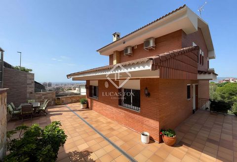 Lucas Fox presenta esta excepcional casa de unos 306 m² construida en el año 1985, sobre una parcela de aproximadamente 410 m², que dispone de doble acceso peatonal, desde la calle de arriba y de abajo, así como desde el garaje a nivel de la calle in...