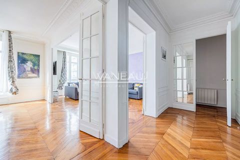 Avenue de Suffren, Groupe Vaneau biedt u een exclusief appartement van 116 m² op de derde verdieping met lift van een luxe Haussmann-gebouw. Het bestaat uit een dubbele ontvangstruimte op het zuidwesten, twee slaapkamers, twee badkamers en een ingeri...