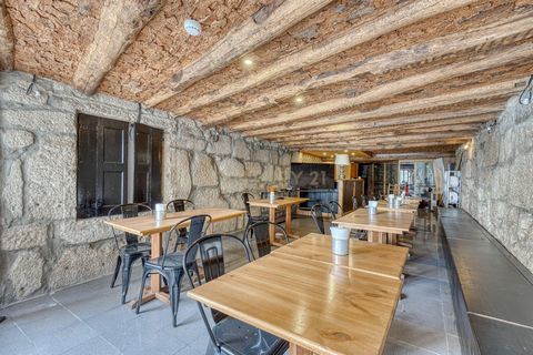 Trespasse de Bar com cozinha equipada para Restauração, numa das zonas mais Históricas e Turísticas do Centro do Porto. Inserido num edifício de traça antiga, o Bar faz-se distribuir por 2 pisos. O piso inferior, com uma sala de clientes logo na entr...