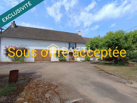 secteur résidentiel, maison ancienne avec grange et garage.
