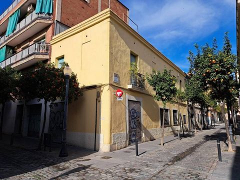Clasificación urbanística: Casco Antiguo de Sant Andreu (Clave 12Sa) Descripción del inmueble y normativa urbanística Esta propiedad requiere una rehabilitación integral, tanto en su estructura, actualmente compuesta por vigas de madera, como en su c...