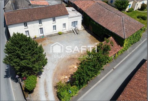 Fermette de bourg 109m², 900m² de terrain, gros volumes de dépendances.