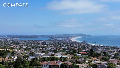 Dit liefdevol verzorgde huis biedt een panoramisch uitzicht op de wildwateroceaan, uitzicht op de baai en de stad en oogverblindende vuurwerkshows. Genesteld in een rustige doodlopende straat in La Jolla, biedt deze woning een ongelooflijke kans om h...