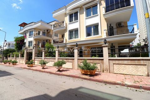 Elegant appartement met 4 slaapkamers te koop in Muratpaşa Antalya Dit appartement ligt op een toplocatie en beschikt over een stalen voordeur, een open keuken, 4 slaapkamers, een woonkamer, 2 balkons, 2 badkamers, 2 berging en een ruim terras. Het a...