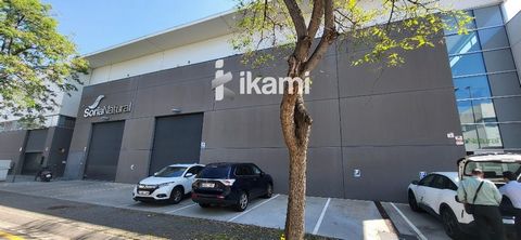 Oportunidad única: Nave industrial en Gavà, BarcelonaPresentamos una excepcional nave industrial ubicada en el polígono de Gavà, ideal para empresas que buscan un espacio versátil y bien situado. Con una parcela de 2.600m2, este inmueble ofrece una c...
