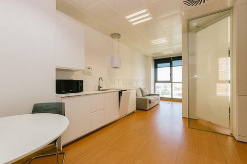 Descubre este encantador estudio de 40m² en Lisboa, ideal para quienes buscan un hogar acogedor con vistas impresionantes. Situado en una ubicación privilegiada, este inmueble ofrece una combinación perfecta de comodidad y estilo, con un precio atrac...