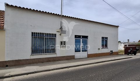 Armazem de rés do chão e primeiro andar com logradouro com uma área total do lote de 365,90 m2, área coberta 169,28 m2 e com uma área descoberta de 196,62 m2. Possibilidade de conversão em moradia unifamiliar de RC e 1º Andar. Todas as infraestrutura...