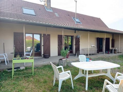 Située à Jouvençon (71290), cette propriété offre un cadre paisible en pleine campagne, idéal pour les amoureux de la nature