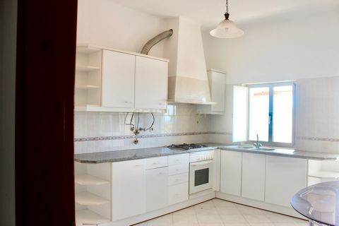 Se procuras um refugio no Algarve ou um investimento seguro de alojamento local, esta moradia é para ti. Localizada numa zona tranquila de Loulé, a apenas 5 minutos da praia Olhos de Água, esta casa de 2 pisos oferece o equilíbrio perfeito entre o so...