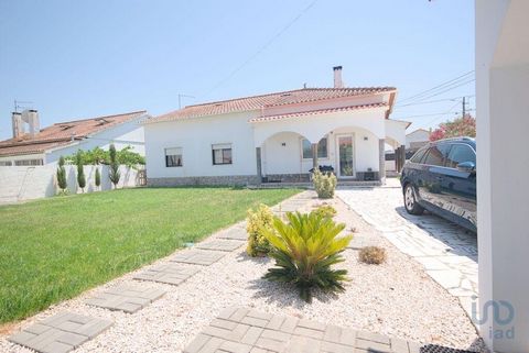 Oportunidade! Moradia T3 com Jardim, Sótão e Anexo em Marinhais | Pronta a Habitar A moradia independente está localizada no bairro do Simões, em Marinhais, uma zona calma e acolhedora do concelho de Salvaterra de Magos. Este é um local ideal para qu...