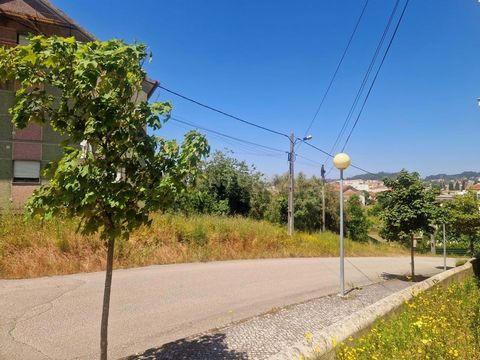 Lote inserido ás portas da Cidade de Pombal. Situado a poucos metros do IC2, este terreno tem a particularidade de se encontrar numa zona calma e sossegada, e ainda com vistas para o Castelo de Pombal. -Possibilidade de adquirir mais um lote de terre...