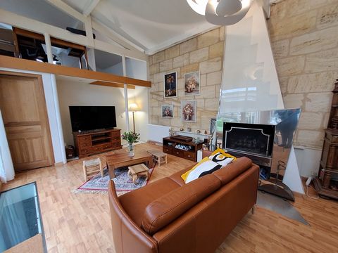 MAISON EN PIERRES AU COEUR DES CHARTRONS