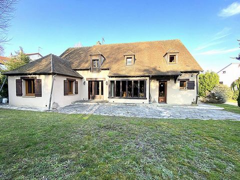 Franck Elkaïm vous propose à Clamart une splendide maison 6 pièces, répartie sur 2 niveaux et un sous-sol, et comprenant un salon-salle à manger exposé ouest, 5 chambres, une cuisine indépendante, 2 salles de bains, 2 WC (dont un WC séparé), une dépe...