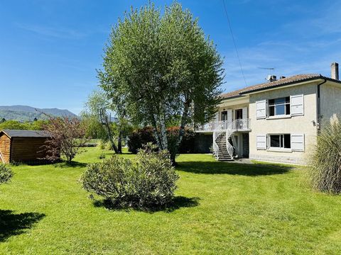 Grande maison contemporaine avec jardin et piscine