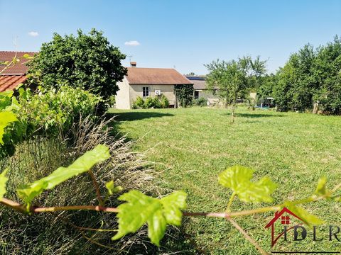 in the heart of the 3 provinces, (Haute Marne, Vosges, Haute Saône) near Bourbonne les Bains. Come and discover this country house of 85 m2 of living space on a plot of 2098 m2. It has kept authentic character elements, doors, handles, furniture, fir...