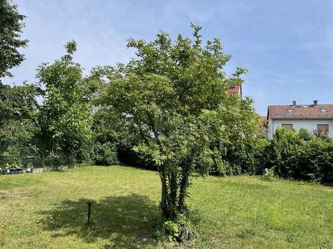 Dit charmante pand in Stutensee biedt rust en ontspanning op 542 m². De nabijheid van de winkels voor de dagelijkse behoeften en de snelle verbinding met Karlsruhe maken het wonen hier bijzonder comfortabel. De prachtige tuin nodigt uit tot verpozen ...
