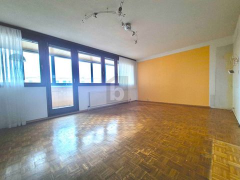 Dit ruime appartement in Wenen biedt met zijn 3 kamers en 90 m² woonoppervlak de ideale ruimte voor gezinnen of koppels. De voordelige plattegrond op één niveau zorgt voor comfortabel wonen, terwijl de glazen loggia en de massief houten keuken voor g...