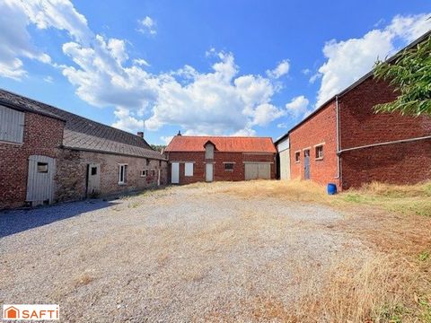 Prisches Corps de ferme avec une grande grange à rénover!!
