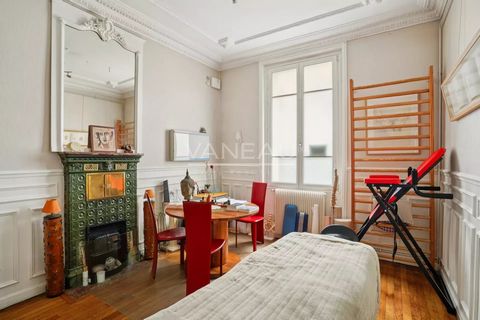 Discover this beautiful apartment very close to Place de Breteuil, on the ground floor of a superb, recently refurbished Haussmann building. Generously proportioned with high ceilings, it features all the hallmarks of a period apartment: solid parque...