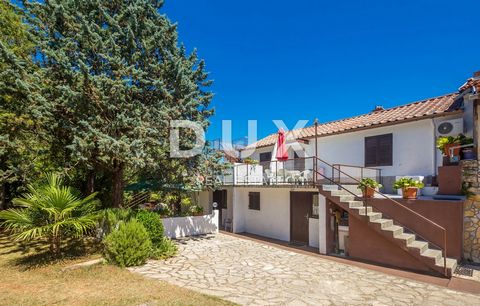 Location: Primorsko-goranska županija, Dobrinj, Polje. ISLAND OF KRK, surroundings of Šila - Apartment house with great potential Detached house of 200 m2 for sale, with 4 apartments, 2 two-bedroom and 2 one-bedroom, one of which has been recently re...