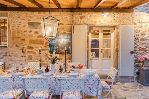 Benvenuti alla Dimora delle Camelie, dove l'eleganza incontra il fascino in una cornice incantevole. La casa vanta pavimenti in cotto antico, splendidi lampadari e opere d'arte eclettiche che si fondono perfettamente con mobili di design. Dettagli in...