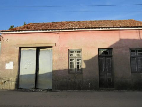 Descubra esta encantadora casa para recuperação no Troviscal, Aveiro, com uma área generosa de 206.8m². Ideal para quem procura um projeto de renovação, esta propriedade oferece um excelente potencial para criar o lar dos seus sonhos. Com 2 quartos, ...
