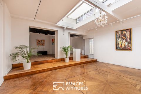 In the city center of Angers, on the ground floor of a building of character, this magnificent studio-loft to be reinterpreted offers an area of 100 m2 spread over two levels. This unique space offers a beautiful exhibition space, ideal for artists, ...