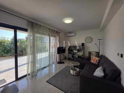 Location: Primorsko-goranska županija, Novi Vinodolski, Novi Vinodolski. For sale in a peaceful and newly developed part of the city is a spacious and modern ground-floor apartment in a new building, with its own garden providing privacy and comfort....